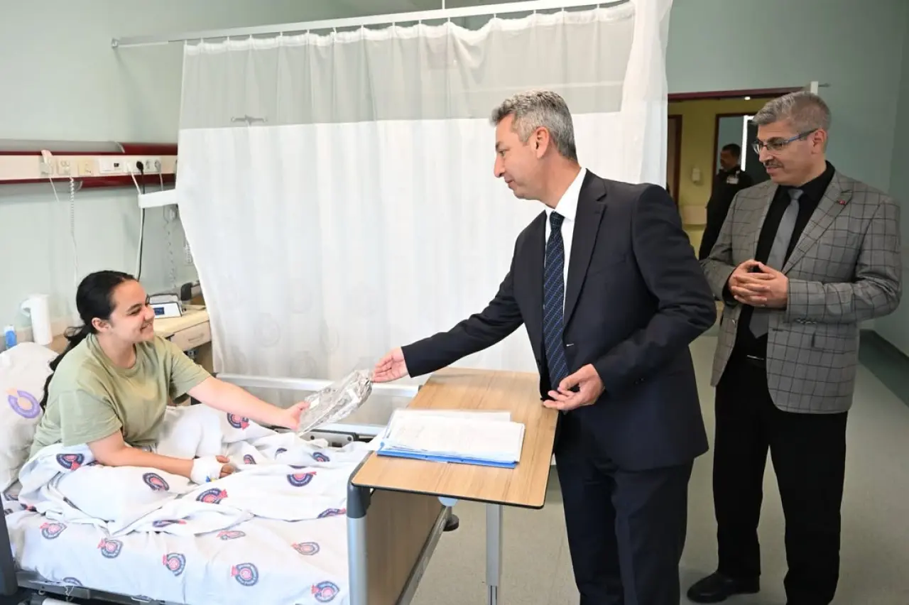Rektör Okumuş’tan Minik Hastalara 23 Nisan Ziyareti