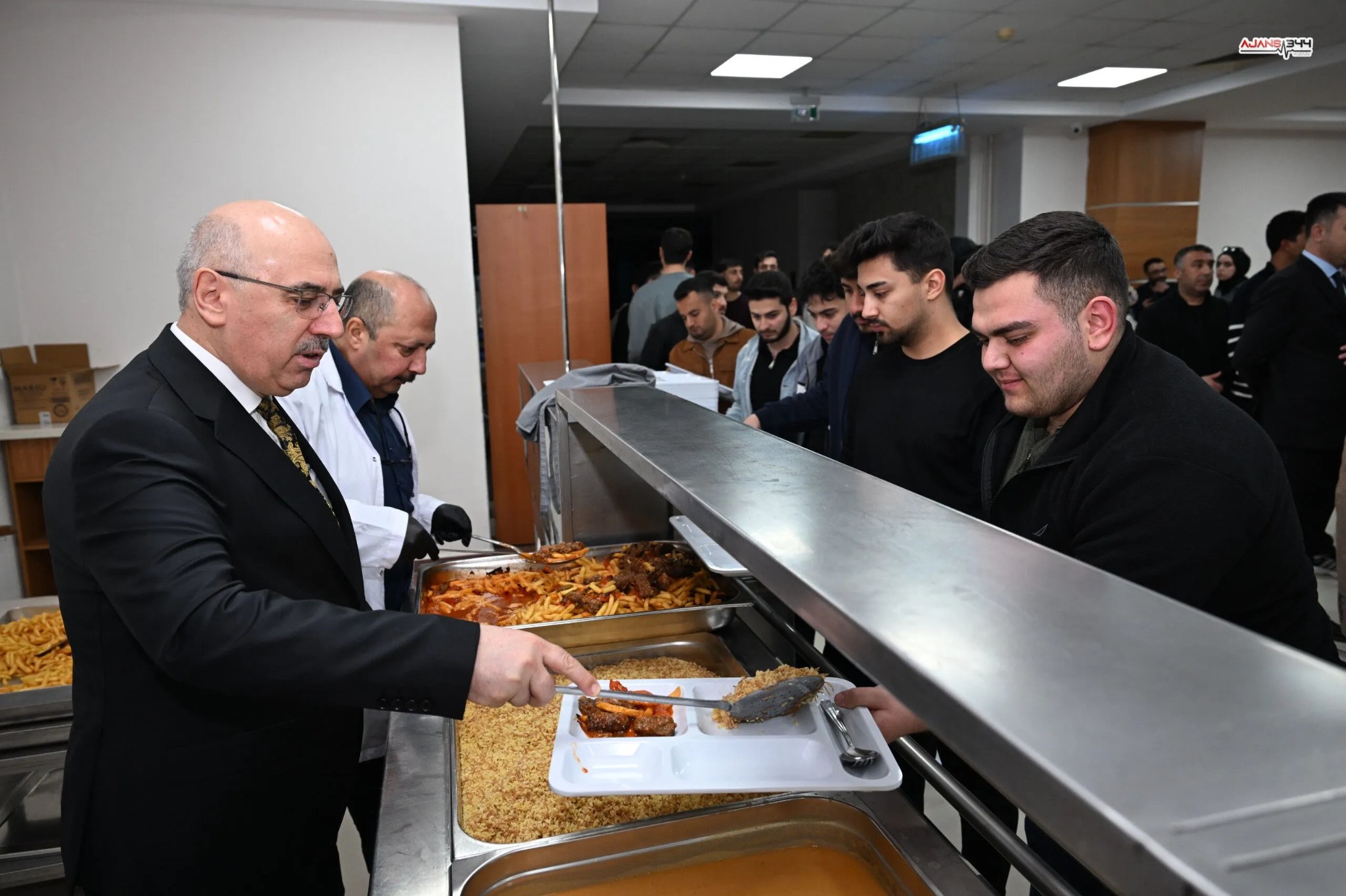 KSÜ Rektörü Mahmut Ak, Öğrencilerle İftar Sofrasında Buluştu