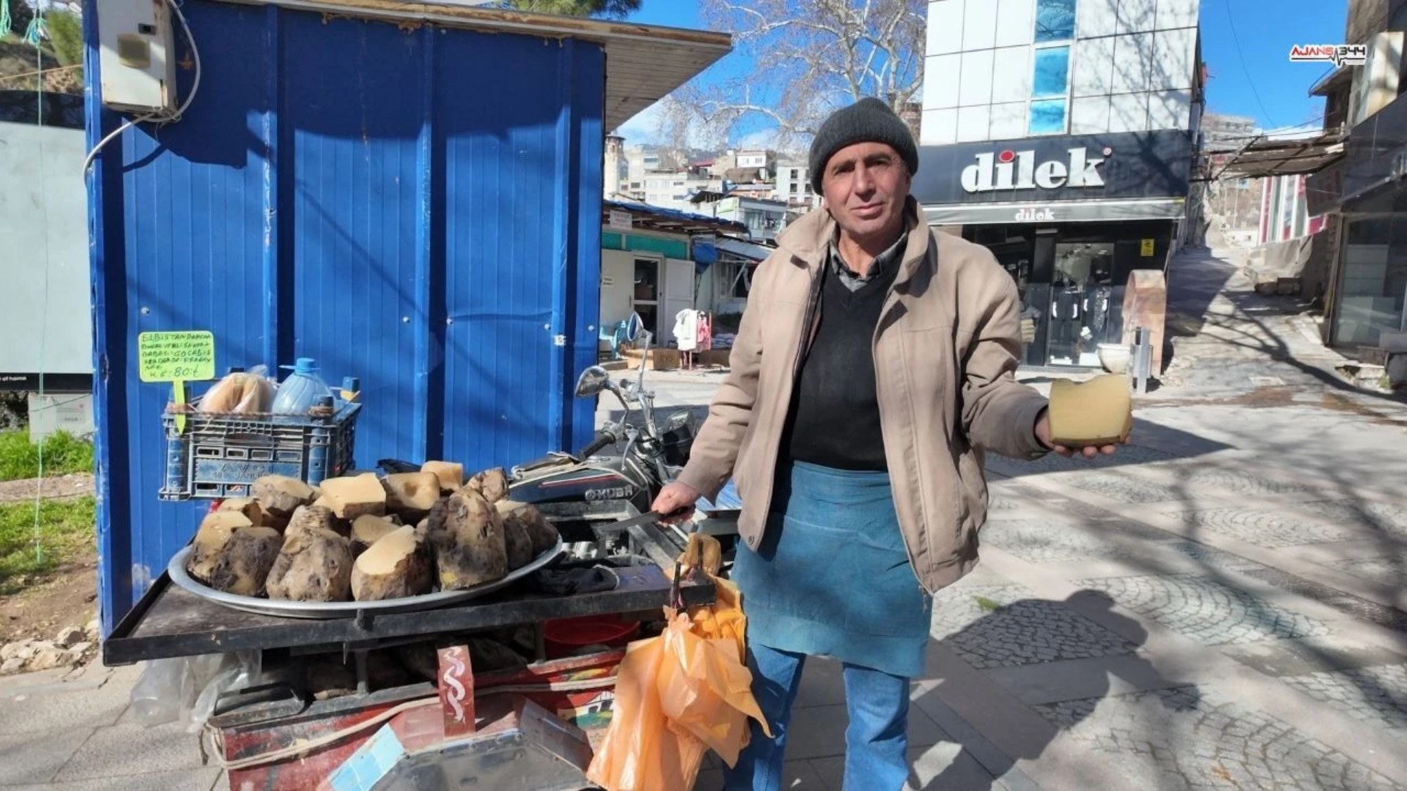Kahramanmaraş’ta 20 Yıllık Emek Hikâyesi: Kışın Pancar Satıyor, Yazın İnşaatta Çalışıyor