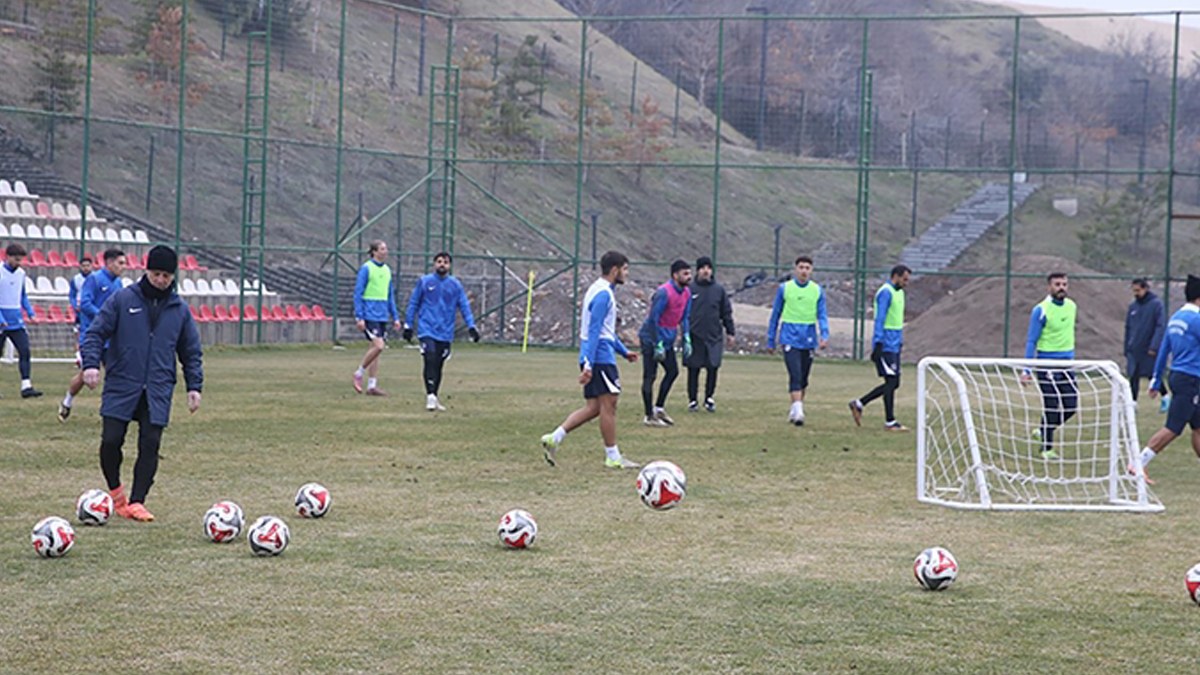 Depremde 14 sporcusunu kaybeden İstiklalspor, sahadaki başarısıyla taraftarına morel veriyor