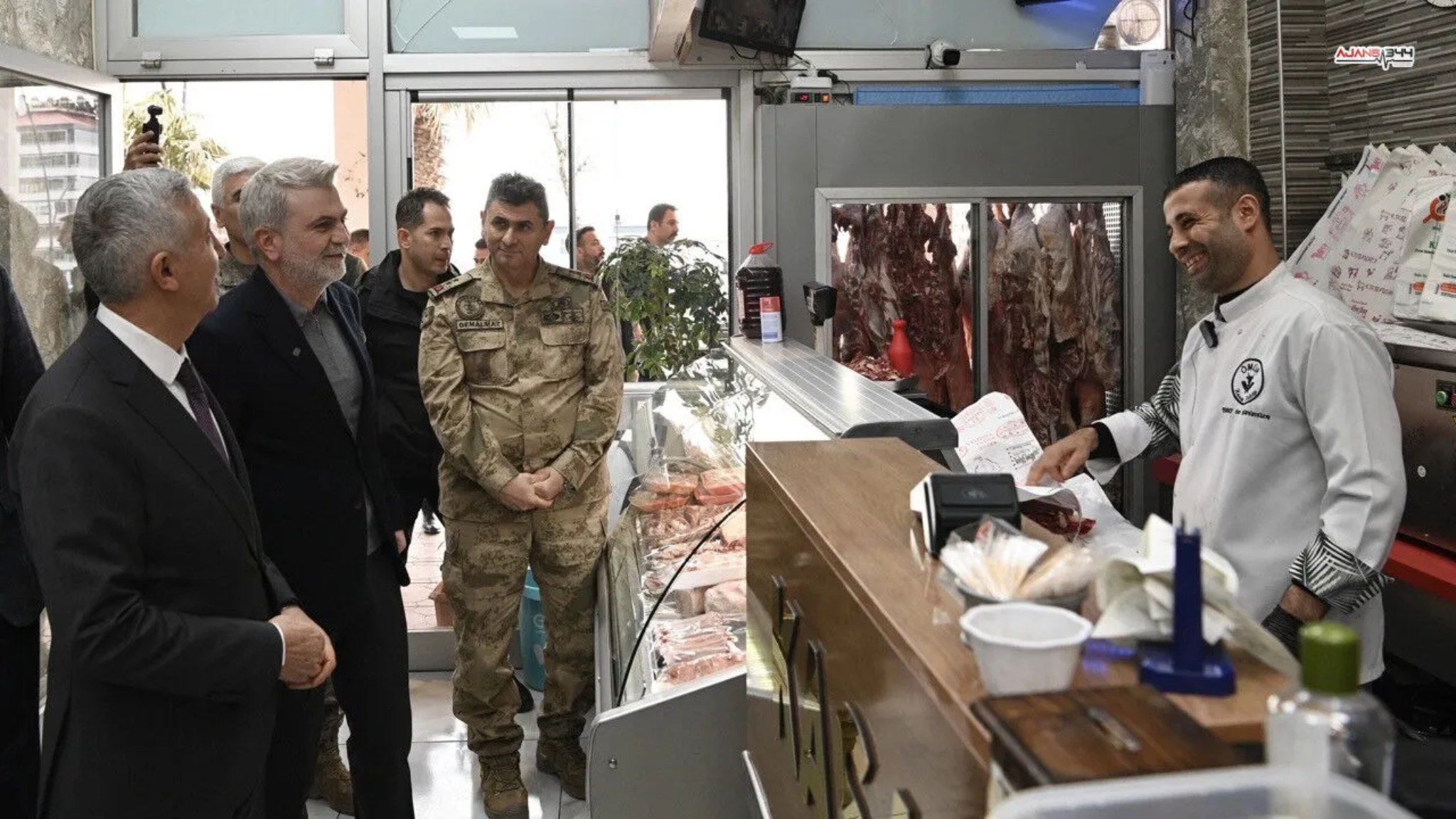 Uzunçarşı’da Ramazan Buluşması: Vali Ünlüer ve Başkan Görgel Esnafı Ziyaret Etti