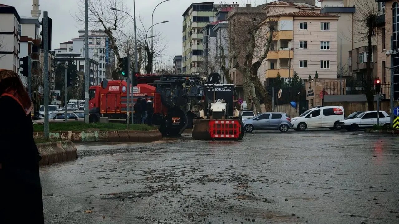Kahramanmaraş’ta Su Taşkını Ulaşımı Vurdu Ekipler Müdahale Etti