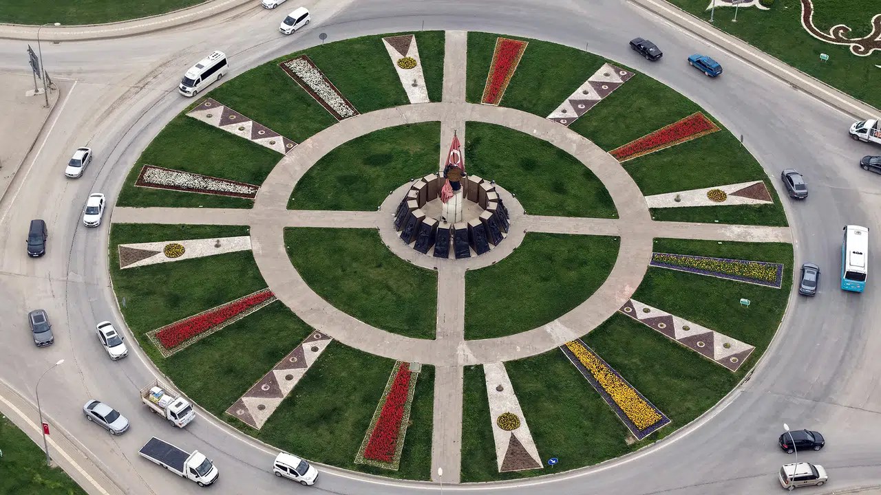 Kahramanmaraş'ta Bahar Havası: Kavşaklarda Görsel Şölen Oluştu