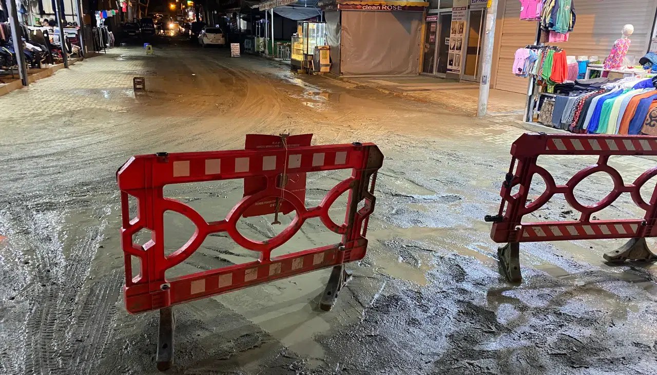 Ilıca Çarşısı Çamura Boğuldu! Esnaf Çözüm Bekliyor...