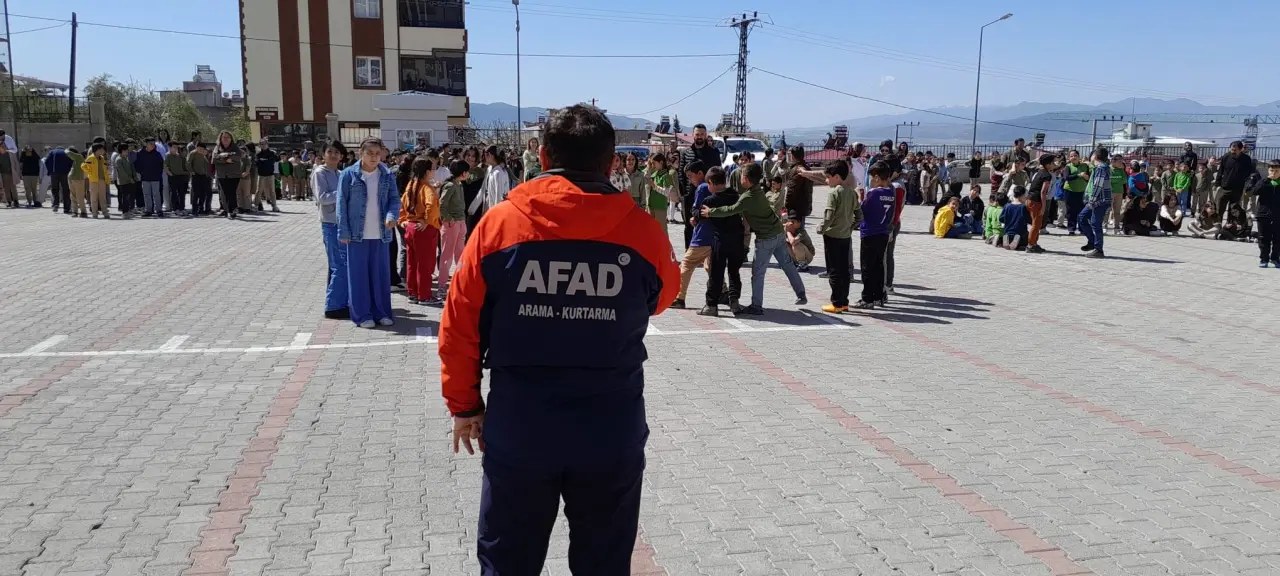 Okullarda Afet Bilinci Eğitimi ve Tatbikat Yapıldı
