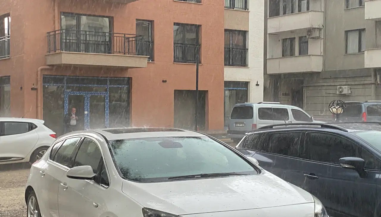 Kahramanmaraş’ta Aniden Bastıran Dolu Yerini Sağanağa Bıraktı