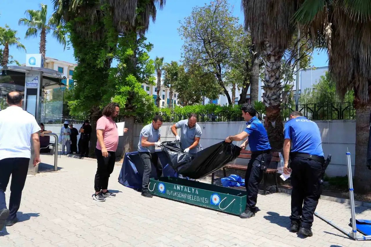 Otobüs Durağında Acı Ölüm Yaşandı