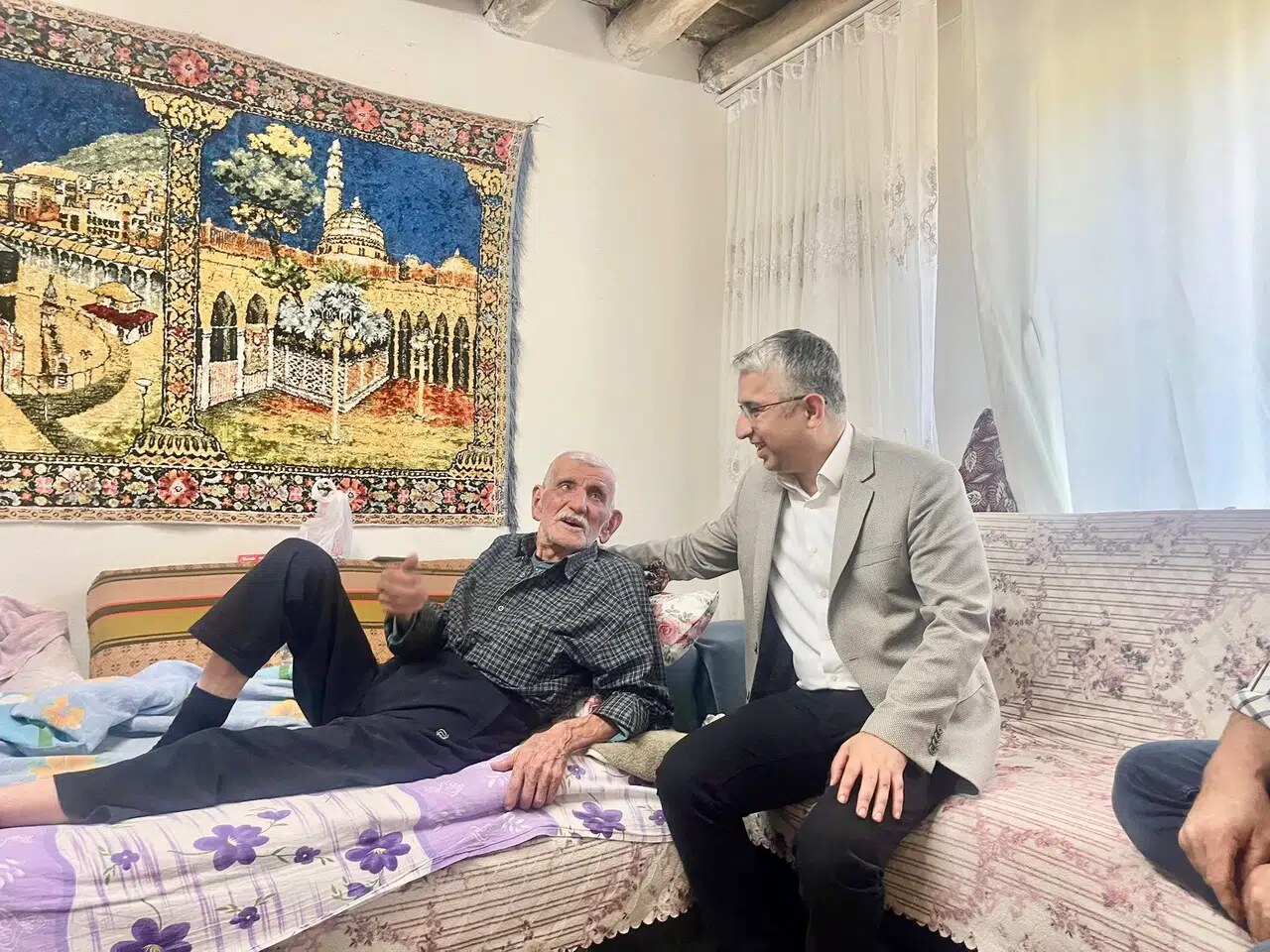Başkan Gürbüz'den Duygulandıran Ziyaret! Kore Gazisi Ali Doğan'ın Hatıraları Dinlendi