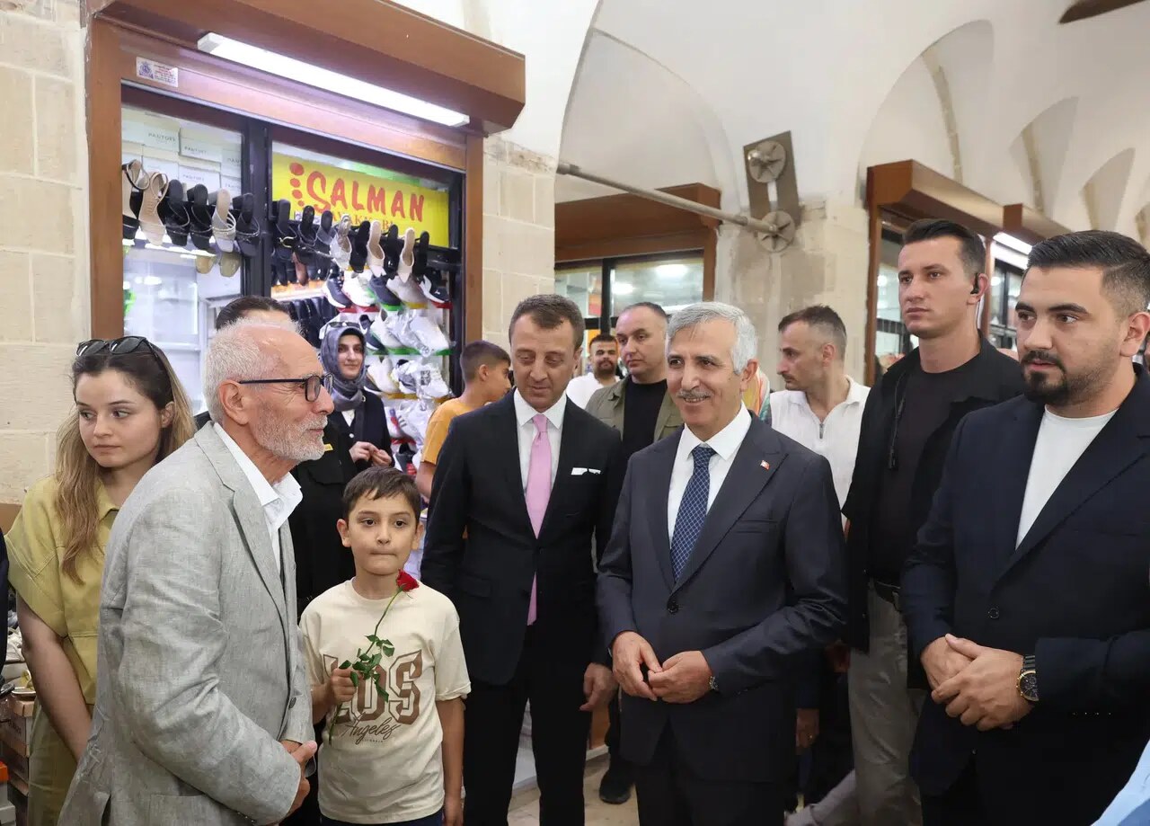 Vali Ünlüer Tarihi Kapalı Çarşı'da Esnafla Buluştu