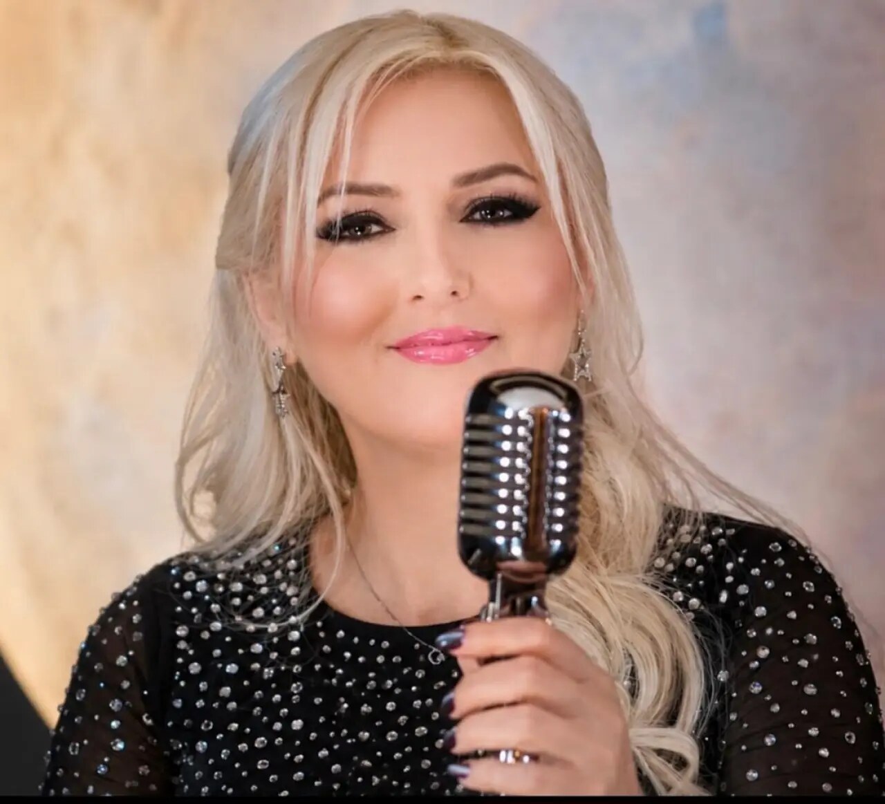 Hülya Bakır'dan Yeni Çıkış: Hollanda'nın Sibel Can'ı Gündemde
