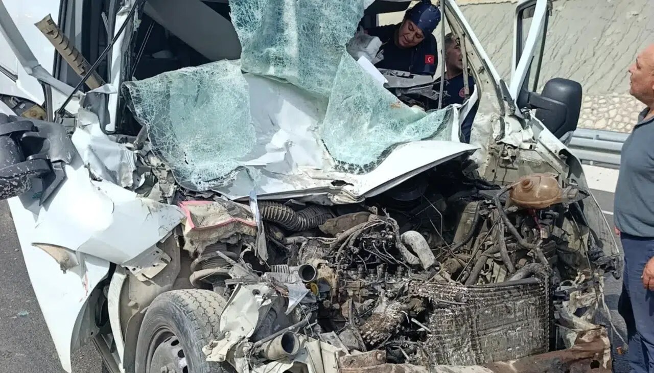 Tekir-Kurucuova Yolunda Kaza: Araçta Sıkışan Yaralı Kurtarıldı