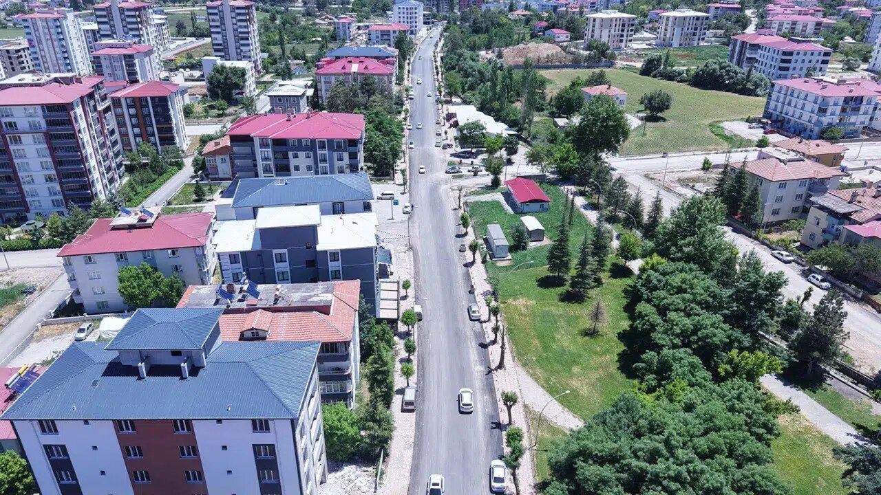 Elbistan'da asfalt seferberliği: Yeni yollar, modern görünüm!