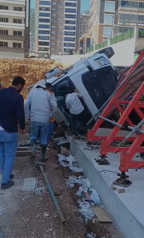 Kahramanmaraş'ta İş Makinesi Devrildi! Tömek Yol Ayrımında 1 Yaralı
