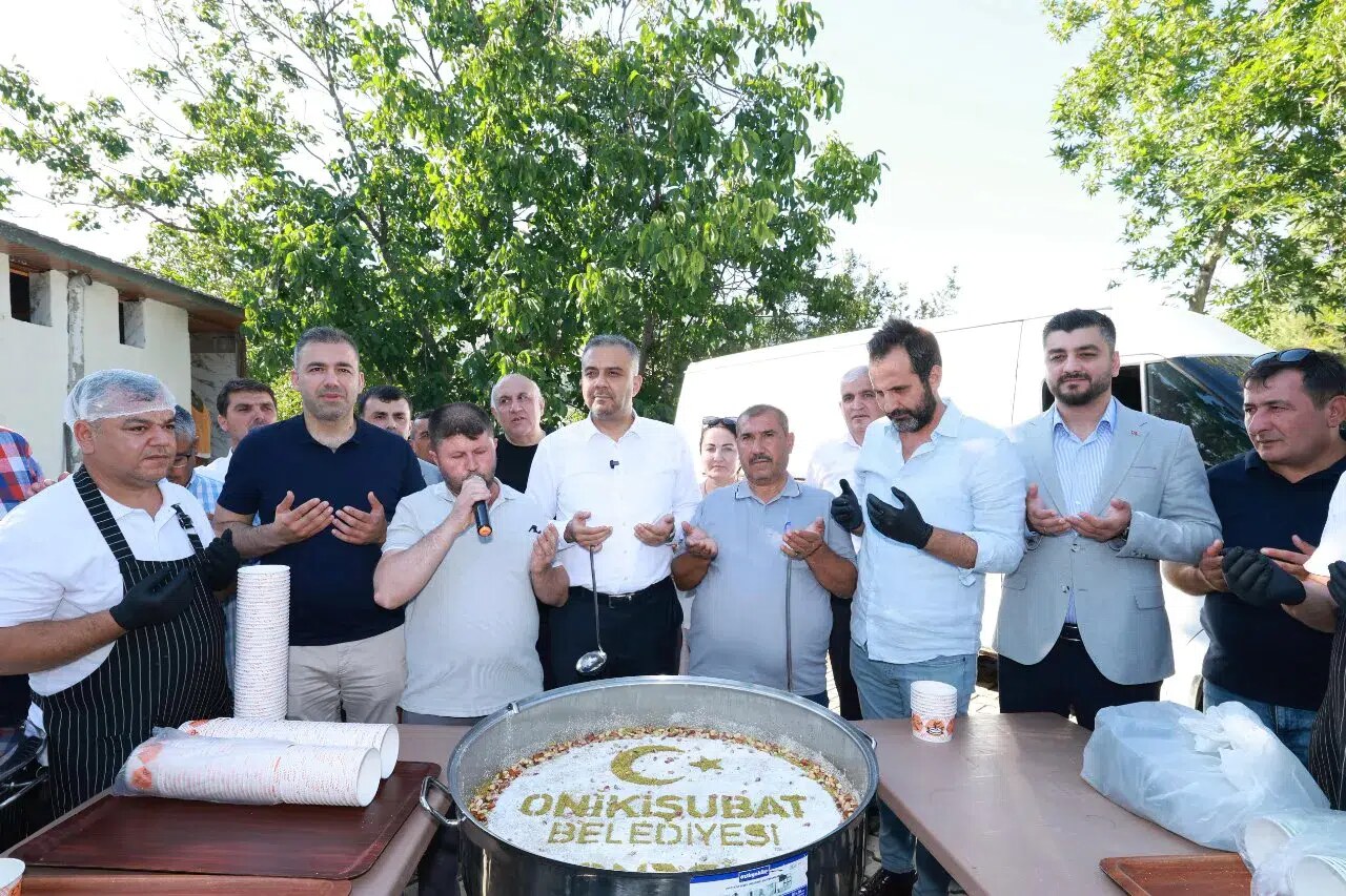 Başkan Hanifi Toptaş, Dönüklü Mahallesi'nde Vatandaşlarla Aşure Sofrasında Buluştu