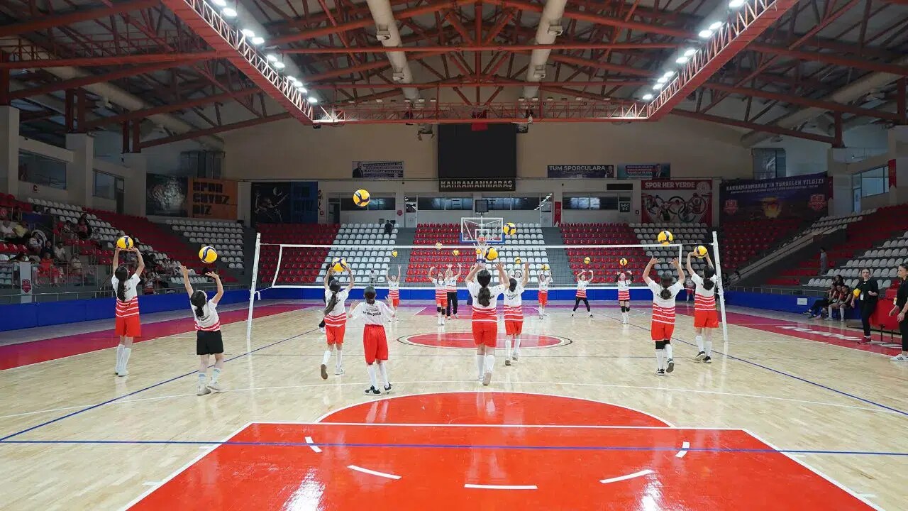 Kahramanmaraş'ta 347 genç voleybolcu altyapı seçmelerinde ter döktü