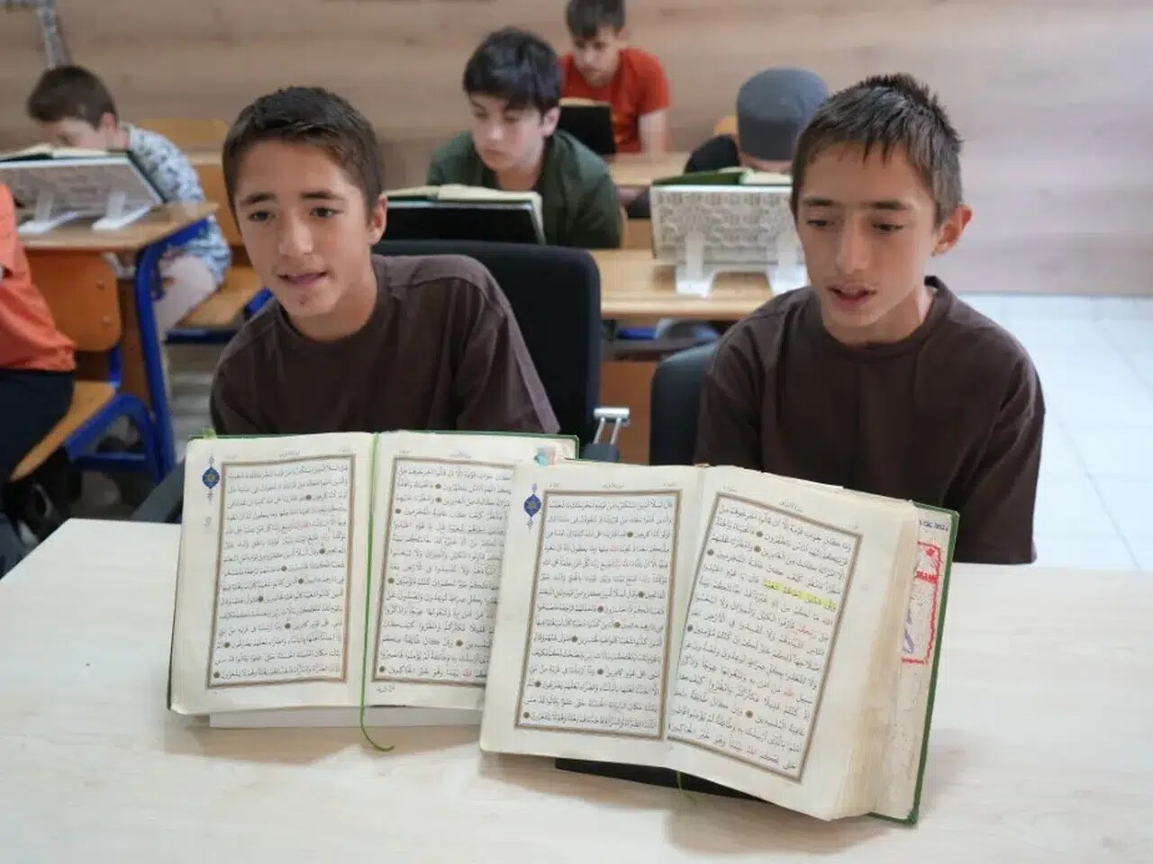 13 Yaşındaki İkizler Aynı Anda Hafız Olmayı Başardı