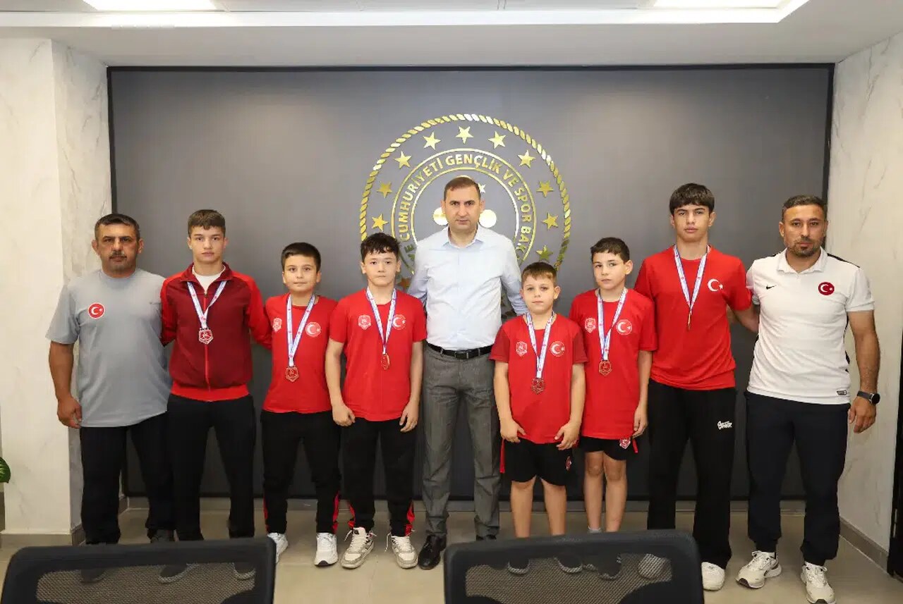 Türkiye Derecesi Getiren Minik Sporcular İl Müdürü Özdemir'i Ziyaret Etti
