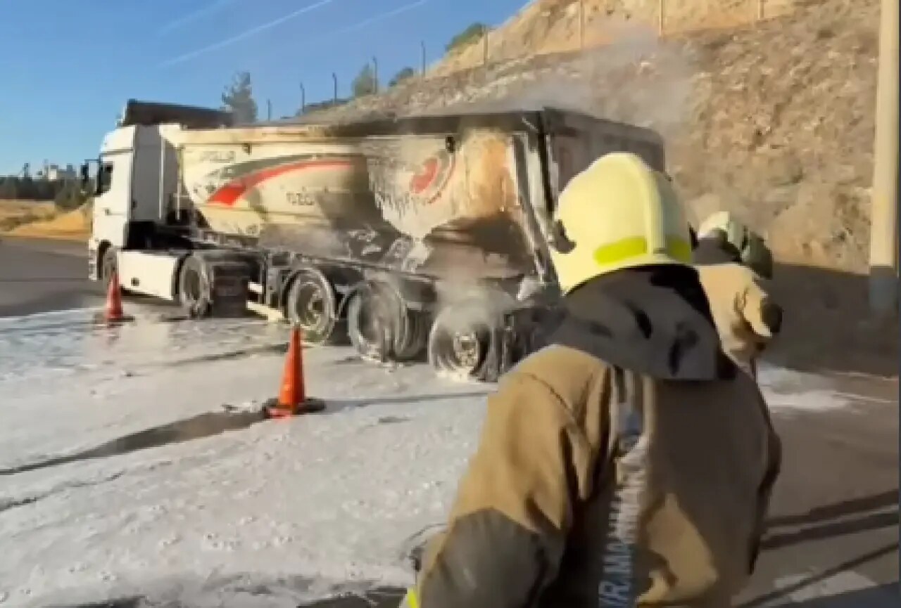 Gaziantep Yolunda Seyir Halindeki Tır Yandı