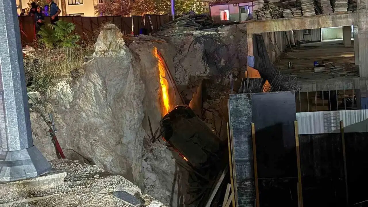 Feci Kaza! Otomobil İnşaat Çukuruna Uçtu: 3 Yaralı