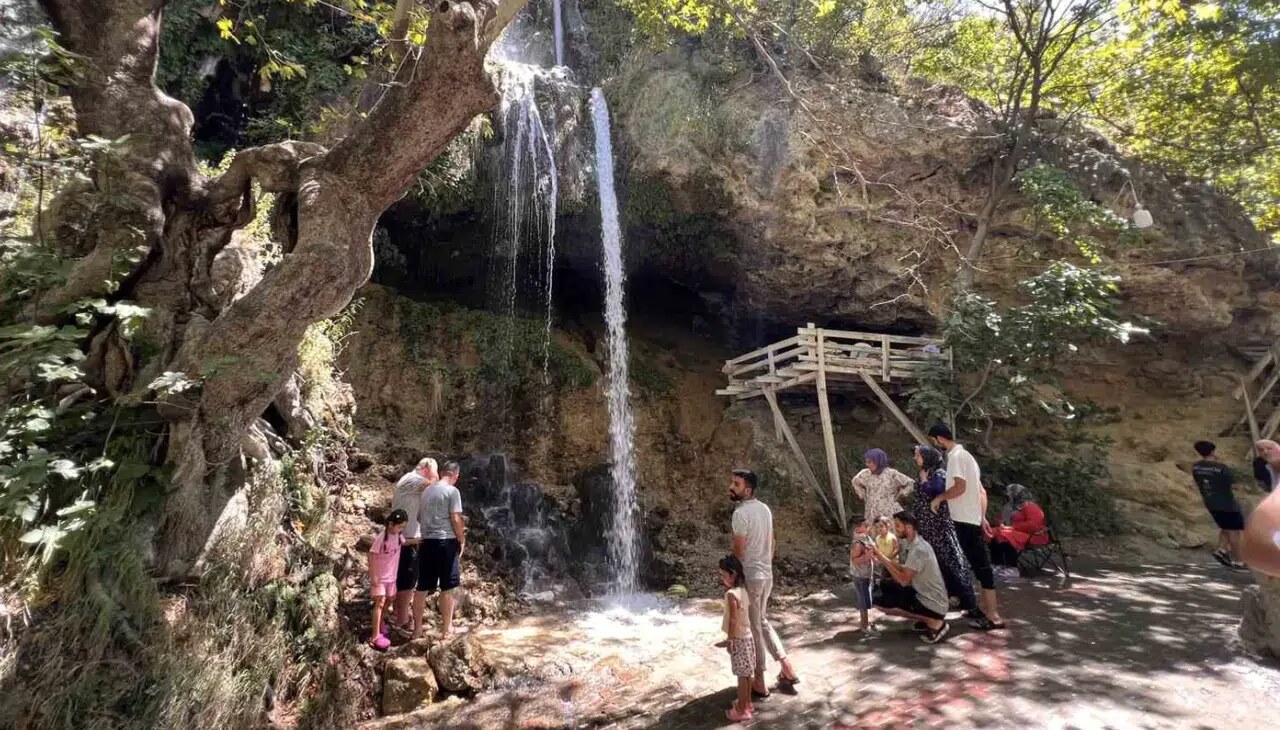 Kahramanmaraş’ta Sıcaktan Kaçanlar Savruk’a Akın Etti