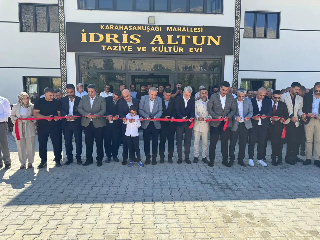 Karahasanuşağı’na Yeni Buluşma Merkezi Kazandırıldı