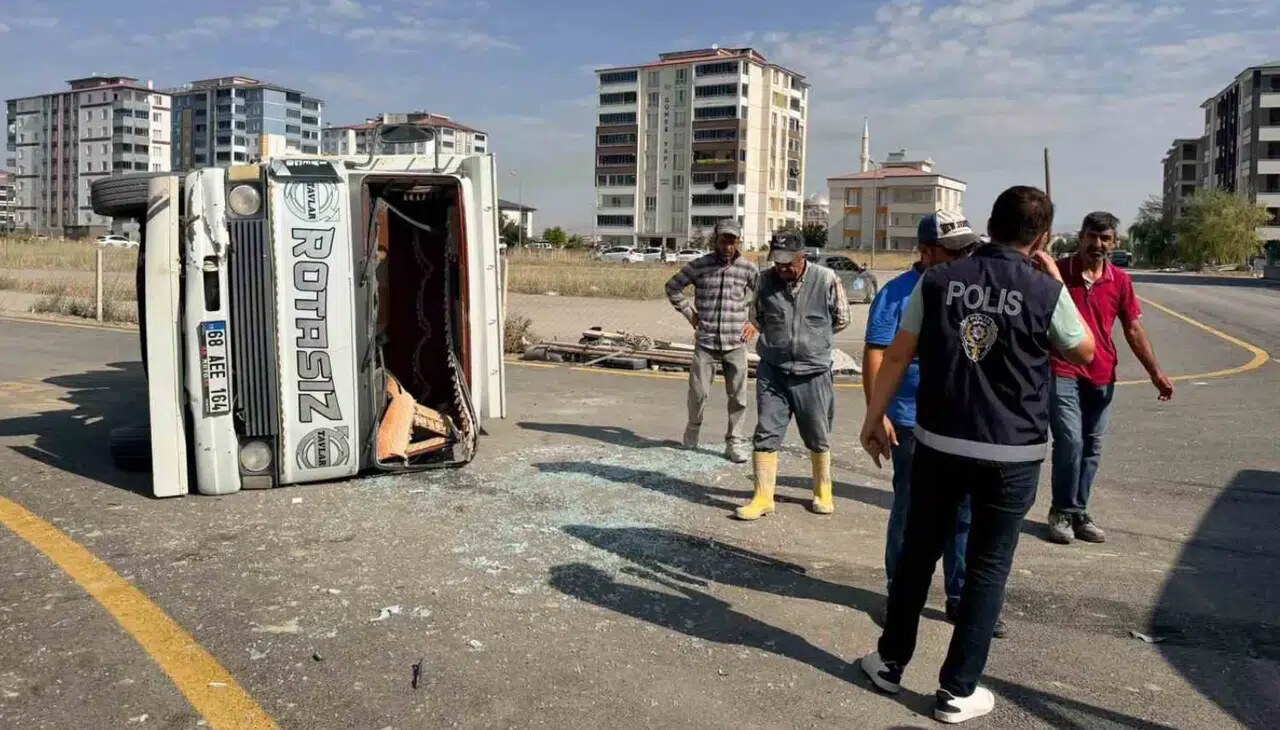 Kahramanmaraş Elbistan’da Kamyon ile Minibüs Çarpıştı: 2 Yaralı