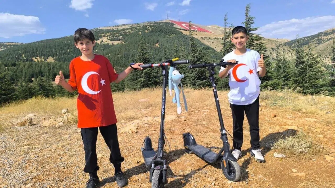 Kahramanmaraş’ta İki Öğrenci Bayrak İçin Zirveye Çıktı