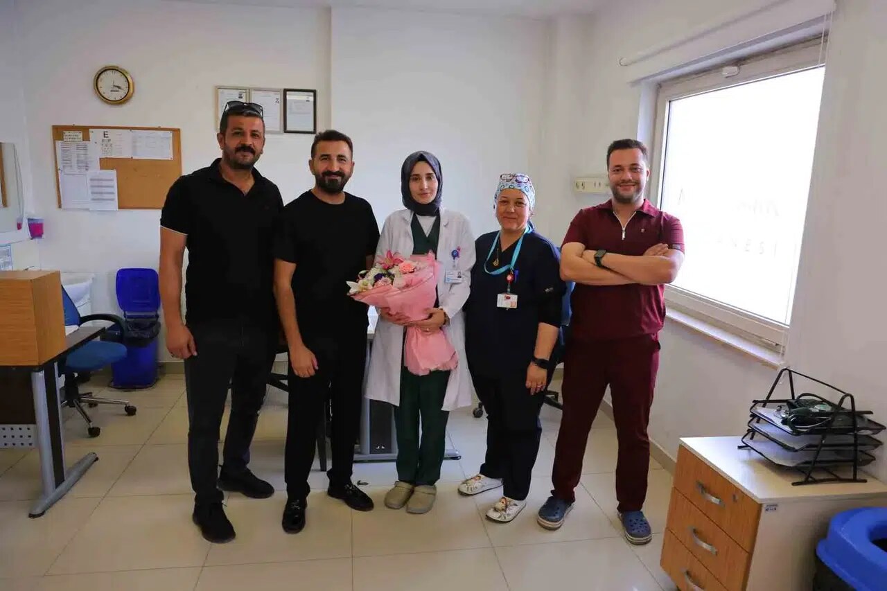 Kahramanmaraş’ta Hayata Tutundu, Doktoruna Çiçekle Gitti