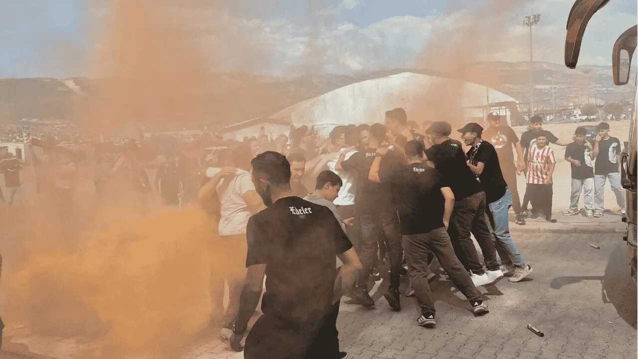 Kahramanmaraş İstiklalspor’a Maç Öncesi Meşaleli Karşılama