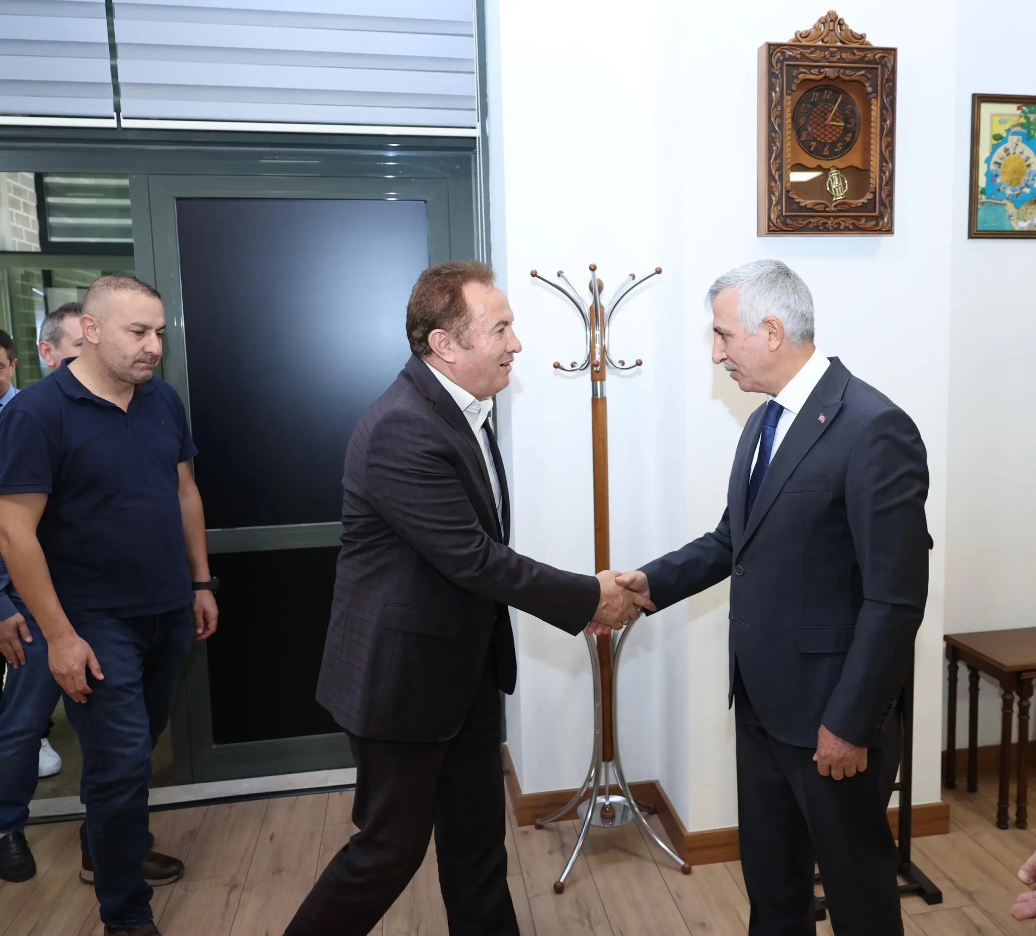 Vali Ünlüer, okul saldırısında yakınlarını kaybeden ailelerle buluştu