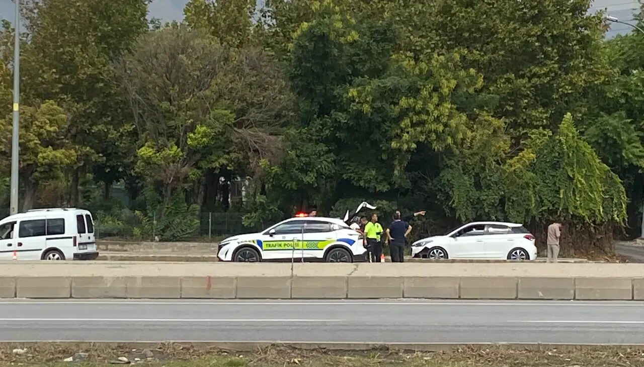 Arsan Kavşağı’nda 3 Araç Birbirine Girdi, 2 Yaralı